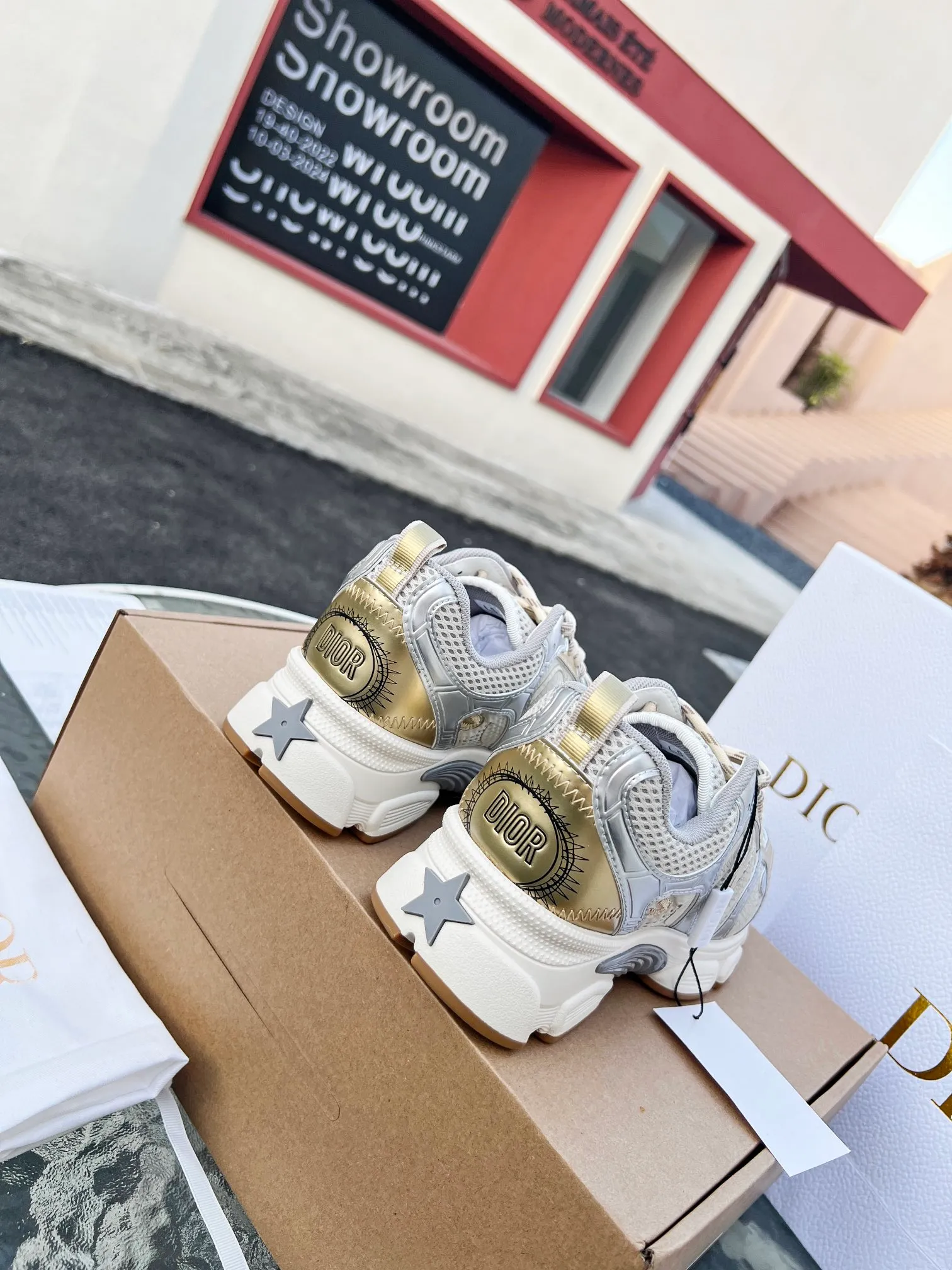 👟👟Ex-factory price 600👟👟 High version couple model🍸 Dior Dior | 2024 ˢˢDilraba, many stars have the same style. L’s 2024 spring and summer new products. The latest popular Chrono series, thick-soled mesh color-blocking running shoes, dad shoes, casual sports shoes series〰 Original purchase, development and production👍🏻This Dior Chrono sneaker is made of white and black mesh fabric with leather effect panels. The CD logo on both sides, the star patch on the tongue and the Dior logo on the heel, many details highlight the style. The two-tone laces, lightweight sole and star embellishment allow for a casual look all year round, complementing a variety of casual or elegant pieces. ♺Upper: Original imported first-layer cowhide + mesh ♺Inner lining: Original customized breathable lining ♺Outsole: Original molded EVA super light and super soft outsole ♺Heel height: 4.5cm ♺Size: Female 35-41 Male 39-45 (Female 40.41 Male 45 customized)